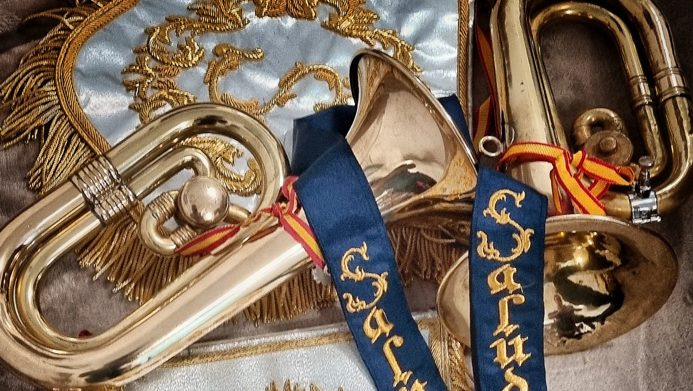 Cornetas y banderines bordados de la banda